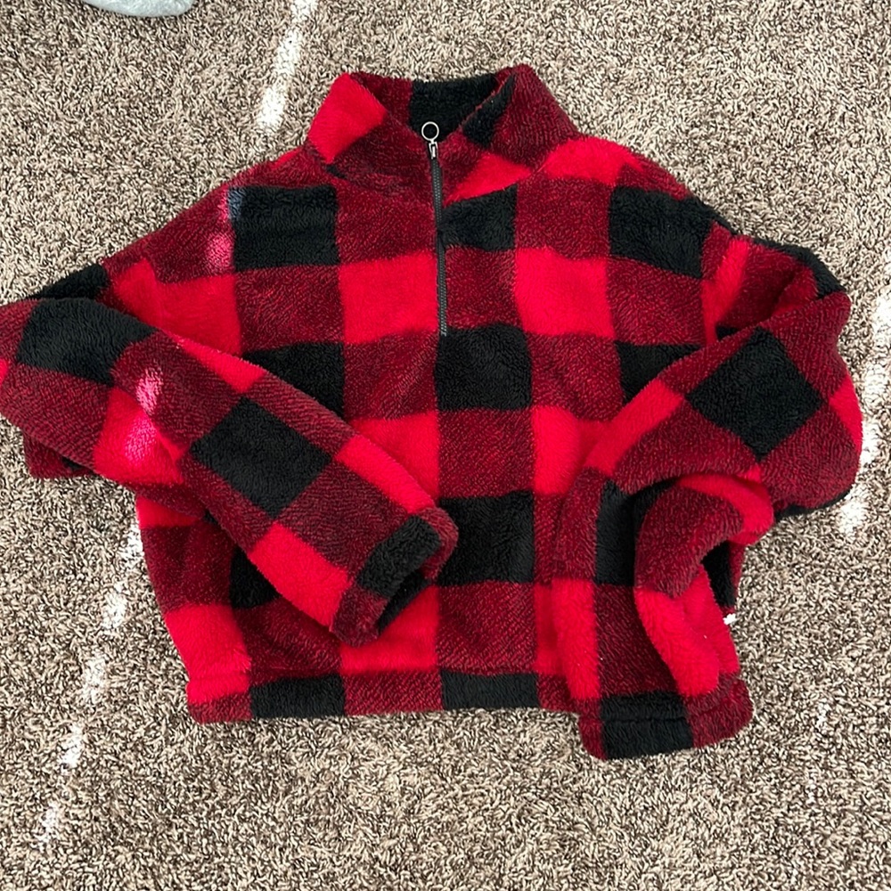 Fluffy short sweater
